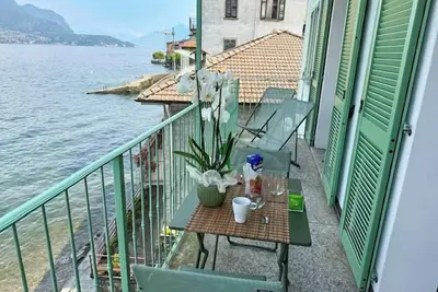 Image de 2-room apartment with large balcony in direct lakeside location