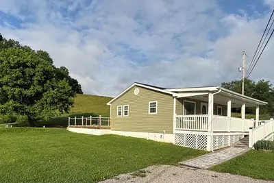 Image de Dean's Cozy Cottage, in the outskirts of Abingdon, Big deck and rocking chairs.