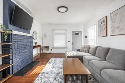 3br Dt Home, Yard + Pets, Gourmet Kitchen