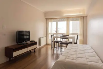 Image de Modern and Spacious Apartment in a central location, Steps from the Sea