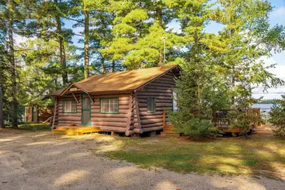 Image de A Charming Lakefront Retreat with Resort Comfort