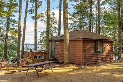 Image de A Romantic Lakeside Retreat with Stunning Dock Views