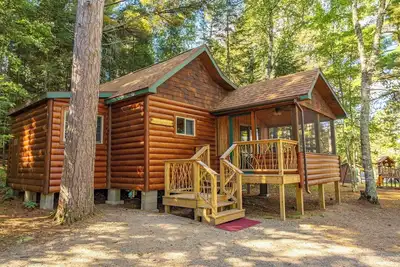 Image de Vaulted Ceilings and a Stunning Main Room (Pet-Friendly)