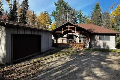 Image de A Spacious Lake House with Private Dock
