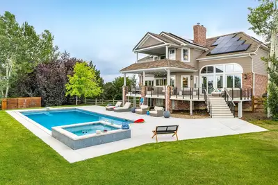 Image de Stunning Oasis with Pool, Mountain Views & Game Room