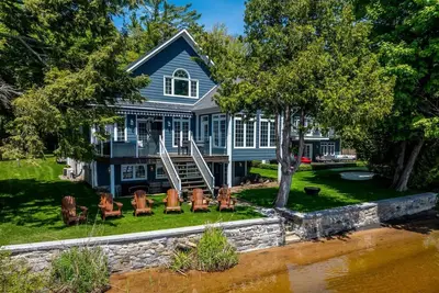 Image de Premium family lakefront escape; 2 cottages, sandy shoreline, hot tub and more!