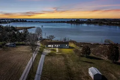 Image de Serene Waterfront Getaway