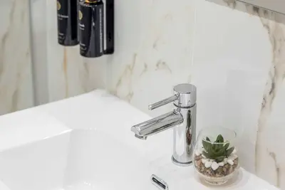 Image de Chambre Deluxe Queen · Salle de bain privée · Tv 55″ · Wi-Fi fibre 2, 5Gb · Produ