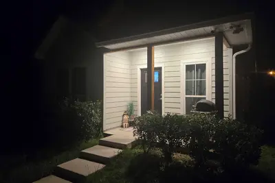 Charming 3-bedroom house with Ac, WiFi in beautiful Springfield by the water.