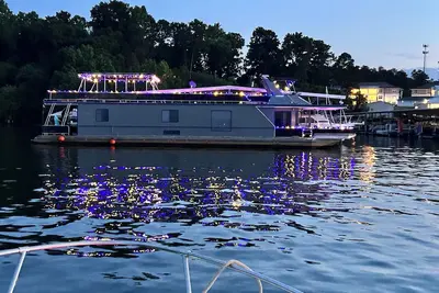 Image de Stunning 3-bedroom house boat in Charlotte with optional cruises available.