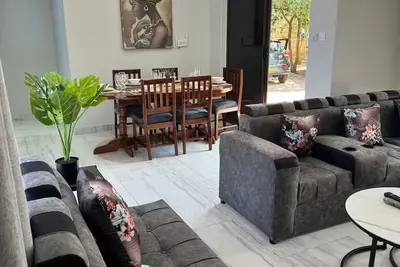 Image de Elephant's Crest Modern Cozy Home, Pool, Solar