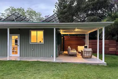 Image de EcoShed - Private Riverfront Getaway. Eco-friendly, pet friendly, close to town