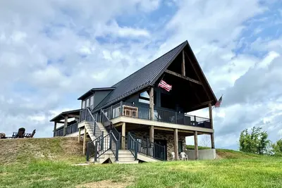 Image de A unique modern farmhouse nestled on 67 rolling acres w/stunning views.
