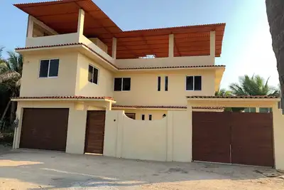 Image de 3 Floor House With private pool & 300 ft from beach access