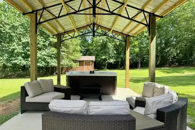 Image de 4 Bedroom Retreat w/ Hot Tub on Private Acre of Wooded Land