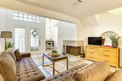 Image de 6 Mi to Mercer Botanic Gardens, Sleek Unit w/ Pool