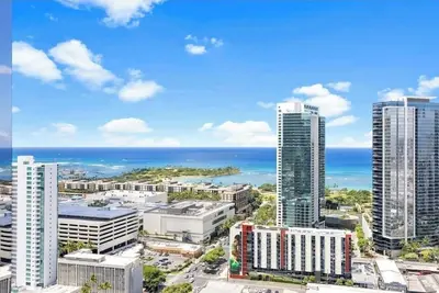 Image de Beach, City lights and Mountain Views 180 degrees view & centrally located