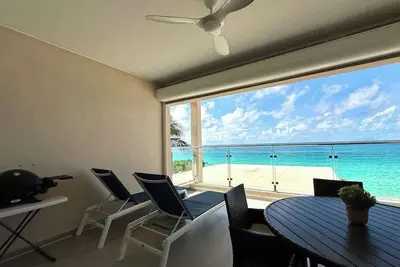 Image de SeaWaves Beachfront 1 Brm Apt with Generator