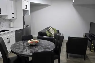 Image de Cozy Airport Retreat | 2br Suite Near Shops/Malls & Parks