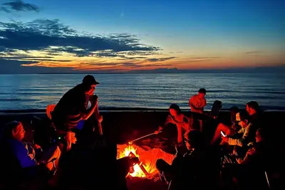 Image de Charming lake house combines rustic ambiance with modern amenities.