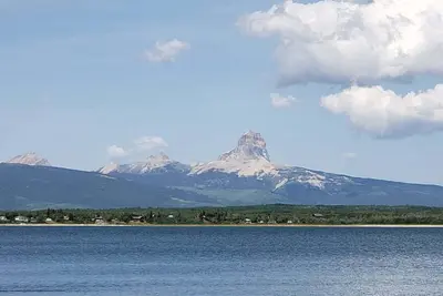 Image de Glacier National Park views from this private nearby Duck lake waterfront home.