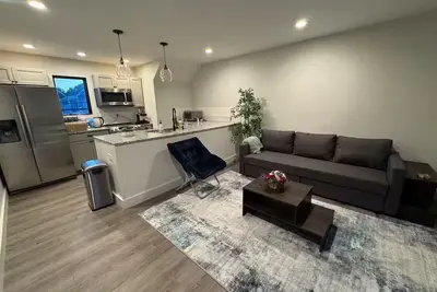 Image de Charming 1-bedroom carriage house apartment with private garage