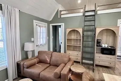 Image de Adorable, quiet, and rural cabin 1bed 1 bath +Loft+Porches!