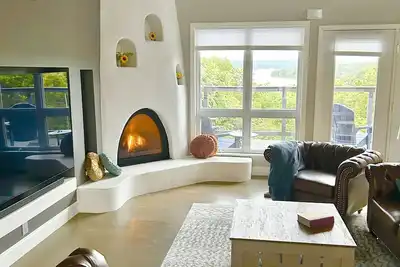 Image de Unwind in nature’s beauty—hot tub, starry nights, stunning lake views, near dwtn