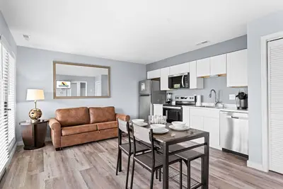 Image de Modern Lakeview Condo, Swim Up Bar Pool, Tiki Bar, Marina & More!