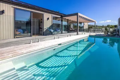 Image de Maris - Walk to Oneroa with Pool