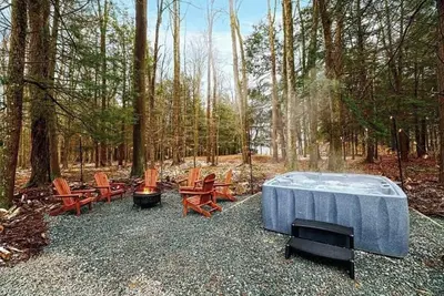 Image de 3-bedroom house with jacuzzi sleeps 8. close to I80 Pocono raceway, skiing, more