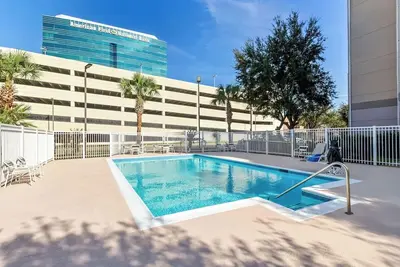 Image de Discover Houston's Beauty from Comfortable Room with Outdoor Swimming Pool