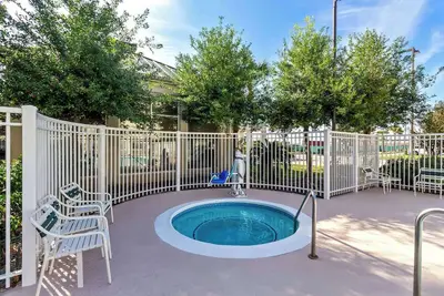 Image de Unwind by the Pool with Free Breakfast Near CityCentre and The Galleria