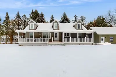 Image de Riverfront, dog-friendly, mountain views, a/c, deck, ski nearby, gas stove, w/d