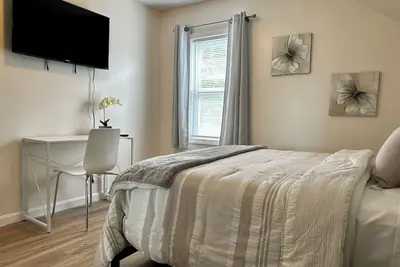 Image de Stylish, Modern 2-Level Home