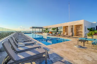 Image de Stylish beach condo with rooftop infinity pool, private jacuzzi & game room
