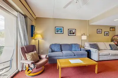 Image de Mountainside condo w/ pool & rec room; walk to lifts & town