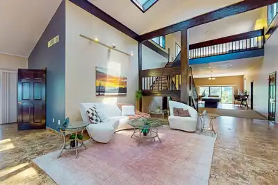 Image de Magnificent waterfront paradise w/private dock & access to community pool