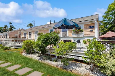 Image de Charming coastal cottage with Ac, bikes, deck, outdoor shower & grill