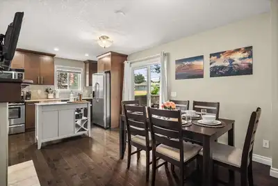 Image de Social Haus Trendy 3br Townhome in Bridgeland Yyc