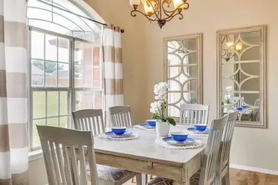 Image de < 1 Mi to Oak Tree National: Cozy Getaway!