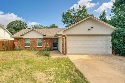 Image de 1 Mi to Denton Square: Family Home w/ Fenced Yard!