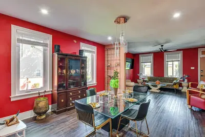 Image de Walkable Neighborhood: Updated Morton Home!