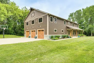 Image de Luxe Barndominium Retreat Near Blue Spring Lake!