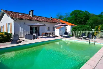 Image de Villa à Saint-Denis avec piscine et vue sur les Pyrénées