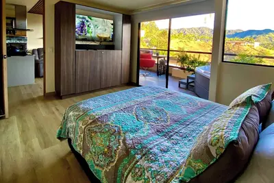 Image de Moderne, spacieux avec un jacuzzi et la meilleure vue