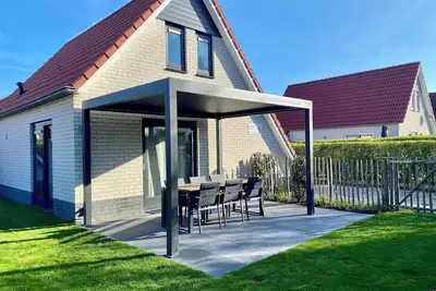 Image de Type Zeemeeuw  located at the Schoneveld holiday park  is a sturdy holiday home with lots of comfort (87m2). A garden with a driveway for the car surrounds the house.