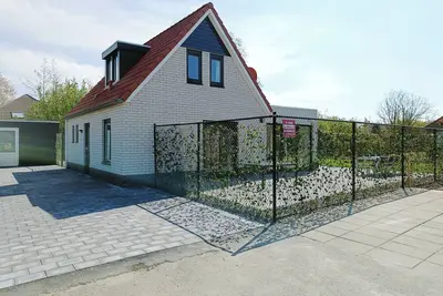 Image de This unique 4 bedroom Seagull, with a plot area of 550m2, is located in quiet central location on holiday park Schoneveld. It is a sturdy holiday home with lots of comfort (125m2).