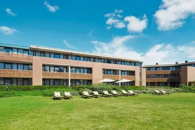 Image de Cozy 1 King + Bunk | Heated Pool & Playground | Near Nes Beach