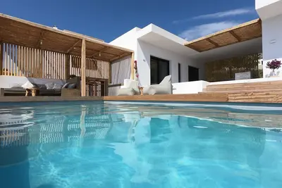 Image de Luxury villa with large terrace, lounge area, pool, jacuzzi + magnificent sea view.